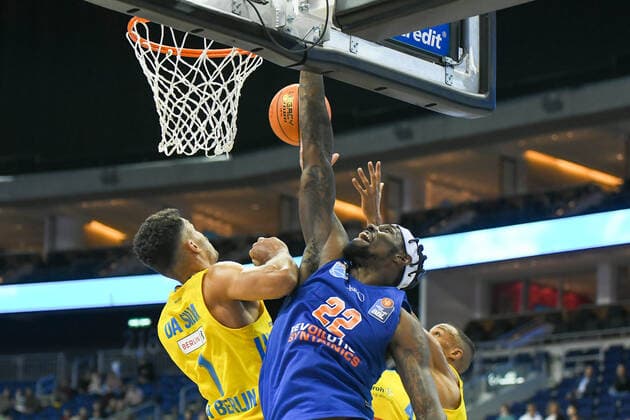 07.11.2021, xlakx, Basketball BBL, Alba Berlin - SYNTAINICS MBC emspor, v.l.Oscar Da Silva (Alba Berlin No.1),Chris Coffey (Syntainics MBC No.22) Berlin