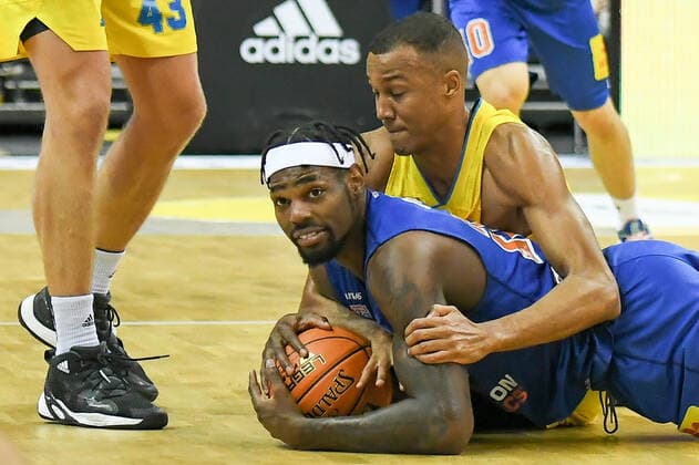 07.11.2021, xlakx, Basketball BBL, Alba Berlin - SYNTAINICS MBC emspor, v.l.Chris Coffey (Syntainics MBC No.22),Louis Olinde (Alba Berlin No.19) Berlin