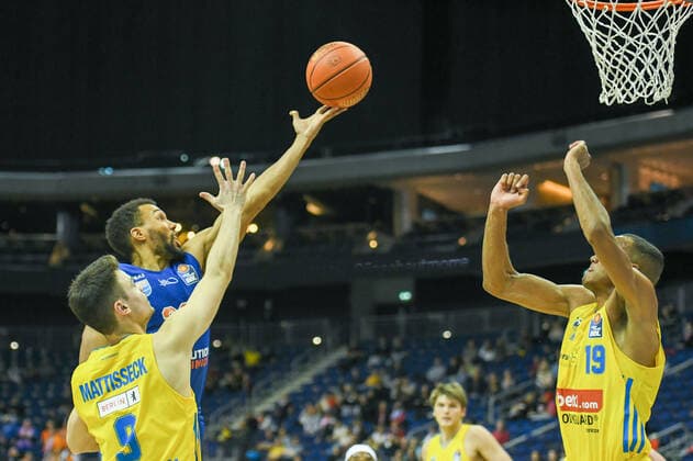 07.11.2021, xlakx, Basketball BBL, Alba Berlin - SYNTAINICS MBC emspor, v.l.Jonas Mattisseck (Alba Berlin No.9),Jamel Morris (Syntainics MBC No.20),Louis Olinde (Alba Berlin No.19) Berlin