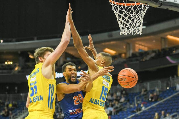 Sport Bilder des Tages 07.11.2021, xlakx, Basketball BBL, Alba Berlin - SYNTAINICS MBC emspor, v.l.Ben Lammers (Alba Berlin No.55),Jamel Morris (Syntainics MBC No.20),Louis Olinde (Alba Berlin No.19) Berlin