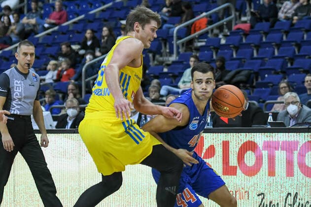 07.11.2021, xlakx, Basketball BBL, Alba Berlin - SYNTAINICS MBC emspor, v.l.Ben Lammers (Alba Berlin No.55),Nikola Rebic (Syntainics MBC No.44) Berlin