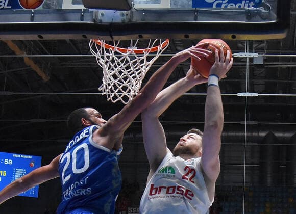 07.11.2021, xhbx, Basketball BBL Bundesliga, Frankfurt Skyliners - Brose Bamberg emspor, v.l. Rasheed Moore (Fraport Skyliners Frankfurt), Martinas Geben (Brose Baskets Bamberg) (DFL DFB REGULATIONS PROHIBIT ANY USE OF PHOTOGRAPHS as IMAGE SEQUENCES and or QUASI-VIDEO) Frankfurt am Main