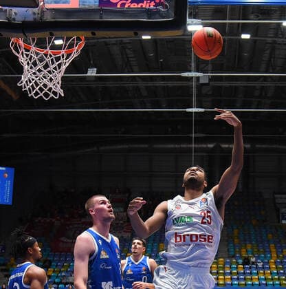 07.11.2021, xhbx, Basketball BBL Bundesliga, Frankfurt Skyliners - Brose Bamberg emspor, v.l. Matt Haarms (Fraport Skyliners Frankfurt), Kenneth Ogbe (Brose Baskets Bamberg) (DFL DFB REGULATIONS PROHIBIT ANY USE OF PHOTOGRAPHS as IMAGE SEQUENCES and or QUASI-VIDEO) Frankfurt am Main