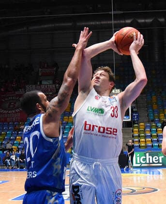 07.11.2021, xhbx, Basketball BBL Bundesliga, Frankfurt Skyliners - Brose Bamberg emspor, v.l. Rasheed Moore (Fraport Skyliners Frankfurt), Patrick Heckmann (Brose Baskets Bamberg) (DFL DFB REGULATIONS PROHIBIT ANY USE OF PHOTOGRAPHS as IMAGE SEQUENCES and or QUASI-VIDEO) Frankfurt am Main