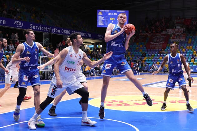 Fraport Skyliners - brose Bamberg, easyCredit-BBL Rebound von Matt Haarms (Fraport Skyliners, 3) gegen Dominic Lockhart (brose Bamberg, 3). Basketball-Spiel des easyCredit BBL zwischen den Fraport Skyliners und brose Bamberg am 7. November 2021 in der Fraport-Arena in Frankfurt am Main., Frankfurt am Main Hessen Deutschland Fraport-Arena