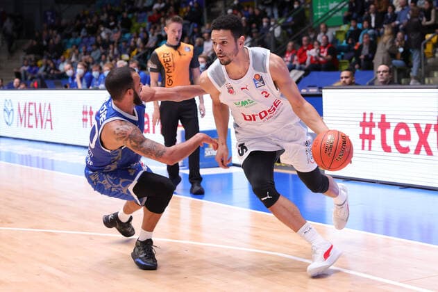 Fraport Skyliners - brose Bamberg, easyCredit-BBL Dominic Lockhart (brose Bamberg, 3) gegen Rasheed Moore (Fraport Skyliners, 20). Basketball-Spiel des easyCredit BBL zwischen den Fraport Skyliners und brose Bamberg am 7. November 2021 in der Fraport-Arena in Frankfurt am Main., Frankfurt am Main Hessen Deutschland Fraport-Arena
