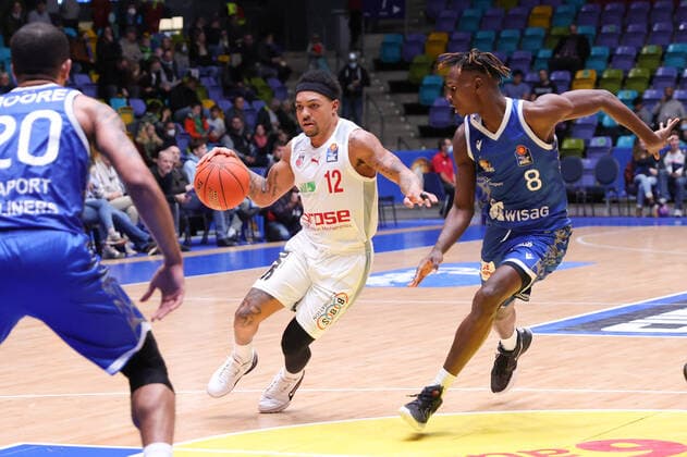 Fraport Skyliners - brose Bamberg, easyCredit-BBL Justin Robinson (brose Bamberg, 12) gegen Brancou Badio (Fraport Skyliners, 8). Basketball-Spiel des easyCredit BBL zwischen den Fraport Skyliners und brose Bamberg am 7. November 2021 in der Fraport-Arena in Frankfurt am Main., Frankfurt am Main Hessen Deutschland Fraport-Arena