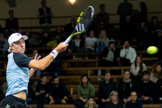 Tennis, ATP-Turnier in Stockholm, Björn Borg am Rande eines Spiels von Sohn Leo 211107 Leo Borg of Sweden in Singles round one during the Stockholm Open tennis tournament on November 7, 2021 in Stockholm. Photo: Joel Marklund BILDBYRAN kod JM JM0214 bbeng tennis stockholm open Copyright: JOELxMARKLUND BB211107JM003