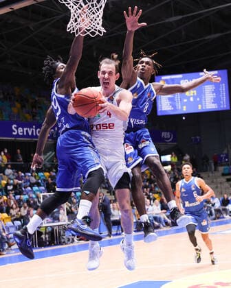 Fraport Skyliners - brose Bamberg, easyCredit-BBL Kampf unterm Korb zwischen Will Cherry (Fraport Skyliners, 29), Omar Prewitt (brose Bamberg, 4) und Brancou Badio (Fraport Skyliners, 8). Basketball-Spiel des easyCredit BBL zwischen den Fraport Skyliners und brose Bamberg am 7. November 2021 in der Fraport-Arena in Frankfurt am Main., Frankfurt am Main Hessen Deutschland Fraport-Arena