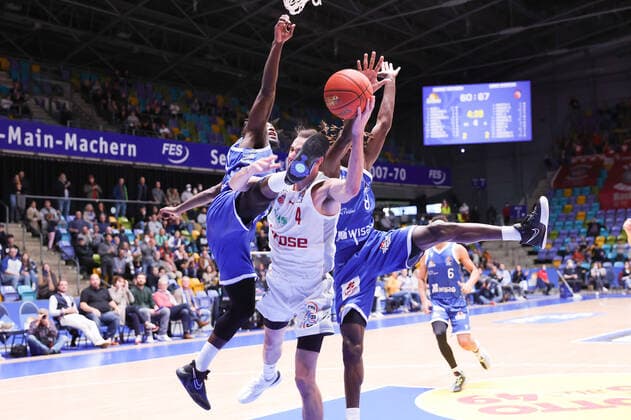 Sport Bilder des Tages Fraport Skyliners - brose Bamberg, easyCredit-BBL Kampf unterm Korb zwischen Will Cherry (Fraport Skyliners, 29), Omar Prewitt (brose Bamberg, 4) und Brancou Badio (Fraport Skyliners, 8). Basketball-Spiel des easyCredit BBL zwischen den Fraport Skyliners und brose Bamberg am 7. November 2021 in der Fraport-Arena in Frankfurt am Main., Frankfurt am Main Hessen Deutschland Fraport-Arena
