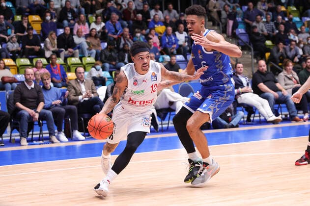 Fraport Skyliners - brose Bamberg, easyCredit-BBL Justin Robinson (brose Bamberg, 12) gegen Len Adam Schoormann (Fraport Skyliners, 6). Basketball-Spiel des easyCredit BBL zwischen den Fraport Skyliners und brose Bamberg am 7. November 2021 in der Fraport-Arena in Frankfurt am Main., Frankfurt am Main Hessen Deutschland Fraport-Arena