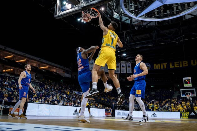 Basketball Berlin 07.11.2021 Saison 2021 2022 EasyCredit BBL 1. Bundesliga Alba Berlin - Syntainics MBC Weißenfels Oscar Da Silva (Alba Berlin, No.01) Chris Coffey (MBC, No.22)