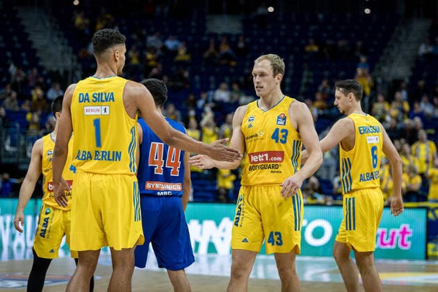 Basketball Berlin 07.11.2021 Saison 2021 2022 EasyCredit BBL 1. Bundesliga Alba Berlin - Syntainics MBC Weißenfels Luke Sikma (Alba Berlin, No.43) Oscar Da Silva (Alba Berlin, No.01) Jubel