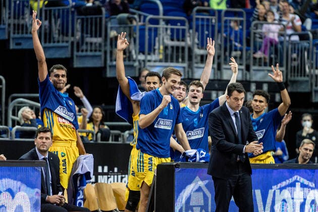 Basketball Berlin 07.11.2021 Saison 2021 2022 EasyCredit BBL 1. Bundesliga Alba Berlin - Syntainics MBC Weißenfels Jubel Alba Israel Gonzalez (Alba Berlin, Trainer) Tim Schneider (Alba Berlin, No.10) Oscar Da Silva (Alba Berlin, No.01) Jonas Mattisseck (Alba Berlin, No.09) Maodo Lo (Alba Berlin, No.00) und andere