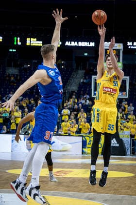 Basketball Berlin 07.11.2021 Saison 2021 2022 EasyCredit BBL 1. Bundesliga Alba Berlin - Syntainics MBC Weißenfels Javel Zoosman (Alba Berlin, No.50) Hendrik Warner (MBC, No.31)