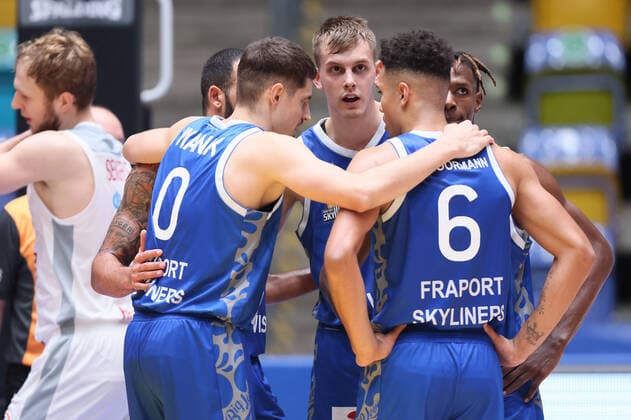 Fraport Skyliners - brose Bamberg, easyCredit-BBL Teambesprechung der Fraport Skyliners um Lorenz Brenneke (Fraport Skyliners, 21) in der Bildmitte. Basketball-Spiel des easyCredit BBL zwischen den Fraport Skyliners und brose Bamberg am 7. November 2021 in der Fraport-Arena in Frankfurt am Main., Frankfurt am Main Hessen Deutschland Fraport-Arena