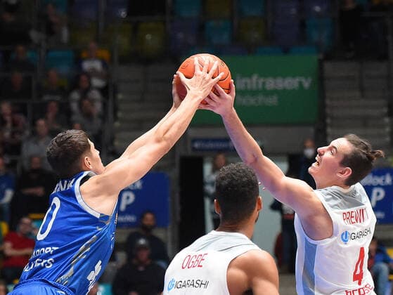 07.11.2021, xhbx, Basketball BBL Bundesliga, Frankfurt Skyliners - Brose Bamberg emspor, v.l. Lukas Wank (Fraport Skyliners Frankfurt), Omar Prewitt (Brose Baskets Bamberg) (DFL DFB REGULATIONS PROHIBIT ANY USE OF PHOTOGRAPHS as IMAGE SEQUENCES and or QUASI-VIDEO) Frankfurt am Main
