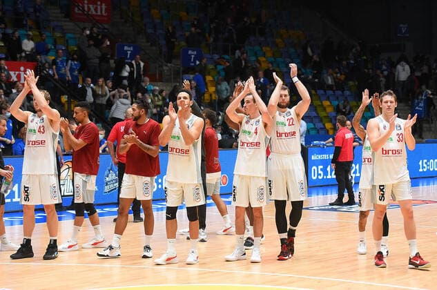 07.11.2021, xhbx, Basketball BBL Bundesliga, Frankfurt Skyliners - Brose Bamberg emspor, v.l. Bamberg Mannschaft jubeln jubelt nach Spielende. (DFL DFB REGULATIONS PROHIBIT ANY USE OF PHOTOGRAPHS as IMAGE SEQUENCES and or QUASI-VIDEO) Frankfurt am Main