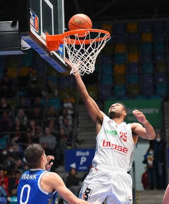 07.11.2021, xhbx, Basketball BBL Bundesliga, Frankfurt Skyliners - Brose Bamberg emspor, v.l. Lukas Wank (Fraport Skyliners Frankfurt), Kenneth Ogbe (Brose Baskets Bamberg) (DFL DFB REGULATIONS PROHIBIT ANY USE OF PHOTOGRAPHS as IMAGE SEQUENCES and or QUASI-VIDEO) Frankfurt am Main