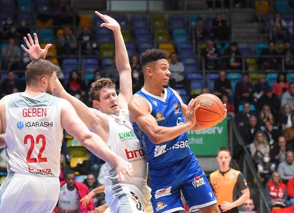 07.11.2021, xhbx, Basketball BBL Bundesliga, Frankfurt Skyliners - Brose Bamberg emspor, v.l. Martinas Geben (Brose Baskets Bamberg), Patrick Heckmann (Brose Baskets Bamberg), Len Adam Schoormann (Fraport Skyliners Frankfurt) (DFL DFB REGULATIONS PROHIBIT ANY USE OF PHOTOGRAPHS as IMAGE SEQUENCES and or QUASI-VIDEO) Frankfurt am Main