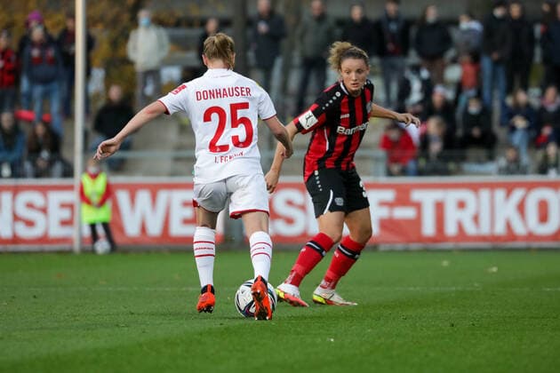 Verena Wieder (Bayer04 Leverkusen, 31) und Laura Donhauser (1. FC Koeln, 25) Bayer 04 Leverkusen vs. 1.FC Koeln, Fussball, 2.Frauen Bundesliga, 7.Spieltag, Spielzeit 2021 2022, 07.11.2021, Bayer 04 Leverkusen vs. 1.FC Koeln, Fussball, 2.Frauen Bundesliga, 7.Spieltag, Spielzeit 2021 2022, 07.11.2021 Copyright: xEibner-Pressefoto SaraxRoustax EP_SRA
