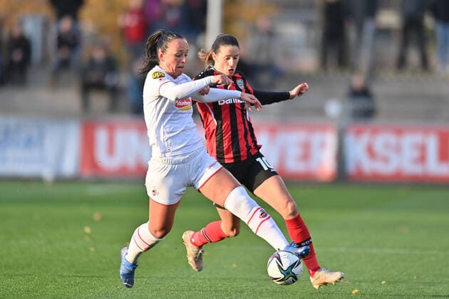 Zweikampf, Spielszene, Duell, duel, tackle, tackling, Dynamik, Action, Peggy Kuznik (FC Köln, 21) Milena Nikolic (B04, 10), 07.11.2021, Leverkusen (Deutschland), Fussball, Flyeralarm Frauen-Bundesliga, Bayer 04 Leverkusen - 1. FC Köln, DFB DFL REGULATIONS PROHIBIT ANY USE OF PHOTOGRAPHS AS IMAGE SEQUENCES AND OR QUASI-VIDEO.