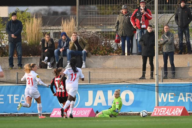 Rachel Rinast (FC Köln, 31) legt den Ball an Anna Klink (Torwart, B04, 1) in die Mitte zum 0:1, 07.11.2021, Leverkusen (Deutschland), Fussball, Flyeralarm Frauen-Bundesliga, Bayer 04 Leverkusen - 1. FC Köln, DFB DFL REGULATIONS PROHIBIT ANY USE OF PHOTOGRAPHS AS IMAGE SEQUENCES AND OR QUASI-VIDEO.