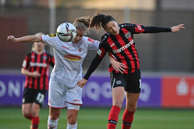 Milena Nikolic (B04, 10) gewinnt das Kopfballduell gegen Myrthe Moorrees (FC Köln, 6), 07.11.2021, Leverkusen (Deutschland), Fussball, Flyeralarm Frauen-Bundesliga, Bayer 04 Leverkusen - 1. FC Köln, DFB DFL REGULATIONS PROHIBIT ANY USE OF PHOTOGRAPHS AS IMAGE SEQUENCES AND OR QUASI-VIDEO.