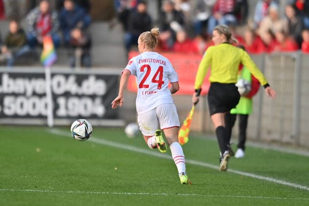 Weronika Zawistowska (FC Köln, 24) im Vorwärtslauf mit Ball, 07.11.2021, Leverkusen (Deutschland), Fussball, Flyeralarm Frauen-Bundesliga, Bayer 04 Leverkusen - 1. FC Köln, DFB DFL REGULATIONS PROHIBIT ANY USE OF PHOTOGRAPHS AS IMAGE SEQUENCES AND OR QUASI-VIDEO.