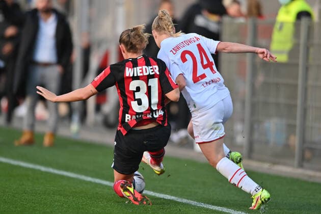 Zweikampf, Spielszene, Duell, duel, tackle, tackling, Dynamik, Action, Verena Wieder (B04, 31) versucht Weronika Zawistowska (FC Köln, 24) an der Seitenlinie zu stoppen, 07.11.2021, Leverkusen (Deutschland), Fussball, Flyeralarm Frauen-Bundesliga, Bayer 04 Leverkusen - 1. FC Köln, DFB DFL REGULATIONS PROHIBIT ANY USE OF PHOTOGRAPHS AS IMAGE SEQUENCES AND OR QUASI-VIDEO.