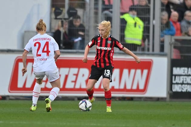 Caroline Siems (B04, 13) im Vorwärtslauf - Weronika Zawistowska (FC Köln, 24) verteidigt, 07.11.2021, Leverkusen (Deutschland), Fussball, Flyeralarm Frauen-Bundesliga, Bayer 04 Leverkusen - 1. FC Köln, DFB DFL REGULATIONS PROHIBIT ANY USE OF PHOTOGRAPHS AS IMAGE SEQUENCES AND OR QUASI-VIDEO.