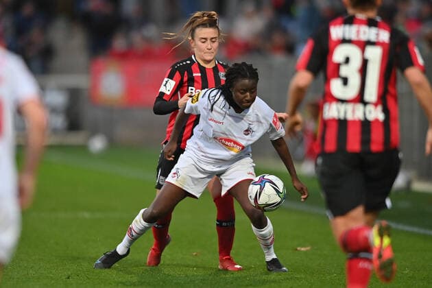 Eunice Beckmann (FC Köln, 11) im Duell mit Lara Marti (B04, 30), 07.11.2021, Leverkusen (Deutschland), Fussball, Flyeralarm Frauen-Bundesliga, Bayer 04 Leverkusen - 1. FC Köln, DFB DFL REGULATIONS PROHIBIT ANY USE OF PHOTOGRAPHS AS IMAGE SEQUENCES AND OR QUASI-VIDEO.