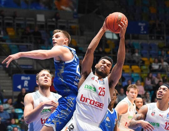 07.11.2021, xhbx, Basketball BBL Bundesliga, Frankfurt Skyliners - Brose Bamberg emspor, v.l. Kenneth Ogbe (Brose Baskets Bamberg) (DFL DFB REGULATIONS PROHIBIT ANY USE OF PHOTOGRAPHS as IMAGE SEQUENCES and or QUASI-VIDEO) Frankfurt am Main