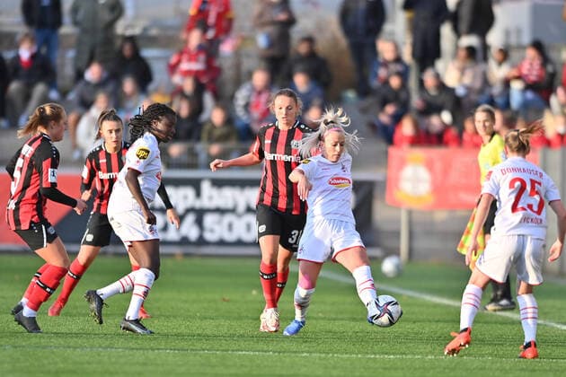 Zweikampf, Spielszene, Duell, duel, tackle, tackling, Dynamik, Action, Mandy Islacker (FC Köln, 8) Verena Wieder (B04, 31), 07.11.2021, Leverkusen (Deutschland), Fussball, Flyeralarm Frauen-Bundesliga, Bayer 04 Leverkusen - 1. FC Köln, DFB DFL REGULATIONS PROHIBIT ANY USE OF PHOTOGRAPHS AS IMAGE SEQUENCES AND OR QUASI-VIDEO.