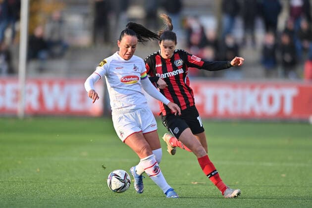 Zweikampf, Spielszene, Duell, duel, tackle, tackling, Dynamik, Action, Peggy Kuznik (FC Köln, 21) Milena Nikolic (B04, 10), 07.11.2021, Leverkusen (Deutschland), Fussball, Flyeralarm Frauen-Bundesliga, Bayer 04 Leverkusen - 1. FC Köln, DFB DFL REGULATIONS PROHIBIT ANY USE OF PHOTOGRAPHS AS IMAGE SEQUENCES AND OR QUASI-VIDEO.