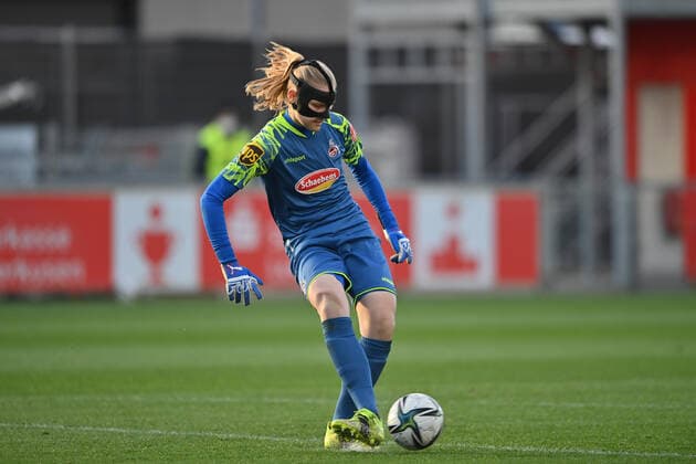 Manon Klett (Torfrau FC Köln, 1) spielt den Ball, 07.11.2021, Leverkusen (Deutschland), Fussball, Flyeralarm Frauen-Bundesliga, Bayer 04 Leverkusen - 1. FC Köln, DFB DFL REGULATIONS PROHIBIT ANY USE OF PHOTOGRAPHS AS IMAGE SEQUENCES AND OR QUASI-VIDEO.