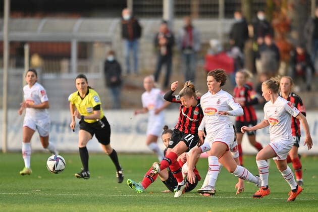 Kristin Kögel (B04, 11) spielt den Ball tief, 07.11.2021, Leverkusen (Deutschland), Fussball, Flyeralarm Frauen-Bundesliga, Bayer 04 Leverkusen - 1. FC Köln, DFB DFL REGULATIONS PROHIBIT ANY USE OF PHOTOGRAPHS AS IMAGE SEQUENCES AND OR QUASI-VIDEO.