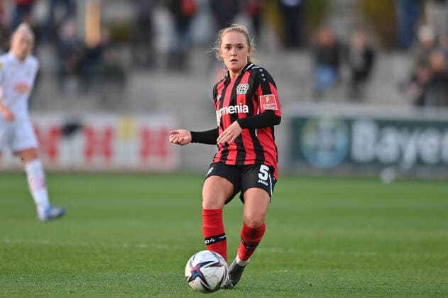 Lisanne Gräwe (B04, 5) spielt den Ball nach vorne, 07.11.2021, Leverkusen (Deutschland), Fussball, Flyeralarm Frauen-Bundesliga, Bayer 04 Leverkusen - 1. FC Köln, DFB DFL REGULATIONS PROHIBIT ANY USE OF PHOTOGRAPHS AS IMAGE SEQUENCES AND OR QUASI-VIDEO.