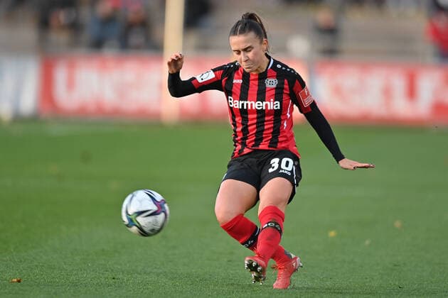 Lara Marti (B04, 30) flankt den Ball, 07.11.2021, Leverkusen (Deutschland), Fussball, Flyeralarm Frauen-Bundesliga, Bayer 04 Leverkusen - 1. FC Köln, DFB DFL REGULATIONS PROHIBIT ANY USE OF PHOTOGRAPHS AS IMAGE SEQUENCES AND OR QUASI-VIDEO.