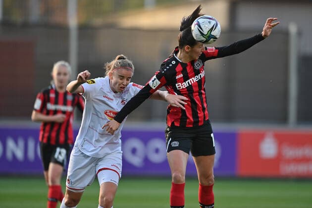Myrthe Moorrees (FC Köln, 6) versucht an den Ball zu kommen Milena Nikolic (B04, 10) köpft den Ball, 07.11.2021, Leverkusen (Deutschland), Fussball, Flyeralarm Frauen-Bundesliga, Bayer 04 Leverkusen - 1. FC Köln, DFB DFL REGULATIONS PROHIBIT ANY USE OF PHOTOGRAPHS AS IMAGE SEQUENCES AND OR QUASI-VIDEO.