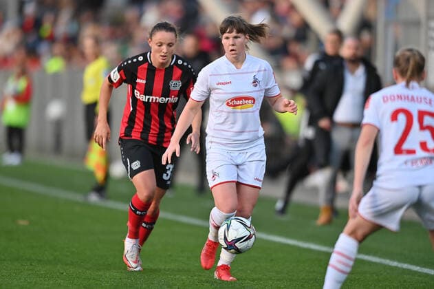 Verena Wieder (B04, 31) versucht an den Ball zu kommen - Adriana Achcinska (FC Köln, 9) schirmt den Ball ab, 07.11.2021, Leverkusen (Deutschland), Fussball, Flyeralarm Frauen-Bundesliga, Bayer 04 Leverkusen - 1. FC Köln, DFB DFL REGULATIONS PROHIBIT ANY USE OF PHOTOGRAPHS AS IMAGE SEQUENCES AND OR QUASI-VIDEO.