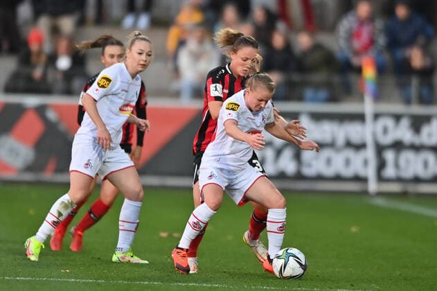 Laura Donhauser (FC Köln, 25) behauptet den Ball gegen Verena Wieder (B04, 31), 07.11.2021, Leverkusen (Deutschland), Fussball, Flyeralarm Frauen-Bundesliga, Bayer 04 Leverkusen - 1. FC Köln, DFB DFL REGULATIONS PROHIBIT ANY USE OF PHOTOGRAPHS AS IMAGE SEQUENCES AND OR QUASI-VIDEO.