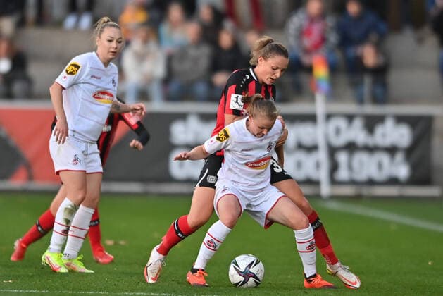 Laura Donhauser (FC Köln, 25) behauptet den Ball gegen Verena Wieder (B04, 31), 07.11.2021, Leverkusen (Deutschland), Fussball, Flyeralarm Frauen-Bundesliga, Bayer 04 Leverkusen - 1. FC Köln, DFB DFL REGULATIONS PROHIBIT ANY USE OF PHOTOGRAPHS AS IMAGE SEQUENCES AND OR QUASI-VIDEO.