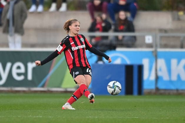 Juliane Wirtz (B04, 14) spielt einen Pass, 07.11.2021, Leverkusen (Deutschland), Fussball, Flyeralarm Frauen-Bundesliga, Bayer 04 Leverkusen - 1. FC Köln, DFB DFL REGULATIONS PROHIBIT ANY USE OF PHOTOGRAPHS AS IMAGE SEQUENCES AND OR QUASI-VIDEO.