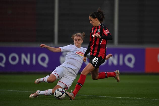 Myrthe Moorrees (FC Köln, 6) versucht per Grätsche Milena Nikolic (B04, 10) zu stoppen, 07.11.2021, Leverkusen (Deutschland), Fussball, Flyeralarm Frauen-Bundesliga, Bayer 04 Leverkusen - 1. FC Köln, DFB DFL REGULATIONS PROHIBIT ANY USE OF PHOTOGRAPHS AS IMAGE SEQUENCES AND OR QUASI-VIDEO.