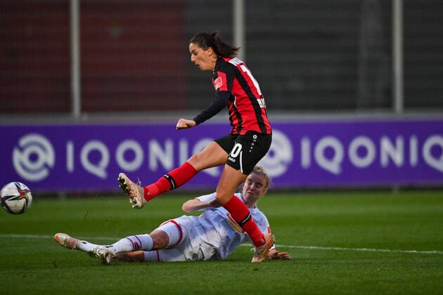 Milena Nikolic (B04, 10) Torschuss, 07.11.2021, Leverkusen (Deutschland), Fussball, Flyeralarm Frauen-Bundesliga, Bayer 04 Leverkusen - 1. FC Köln, DFB DFL REGULATIONS PROHIBIT ANY USE OF PHOTOGRAPHS AS IMAGE SEQUENCES AND OR QUASI-VIDEO.