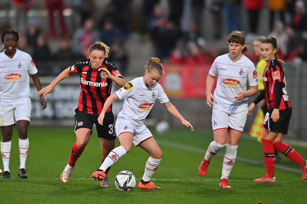 Verena Wieder (B04, 31) im Duell mit Laura Donhauser (FC Köln, 25), 07.11.2021, Leverkusen (Deutschland), Fussball, Flyeralarm Frauen-Bundesliga, Bayer 04 Leverkusen - 1. FC Köln, DFB DFL REGULATIONS PROHIBIT ANY USE OF PHOTOGRAPHS AS IMAGE SEQUENCES AND OR QUASI-VIDEO.