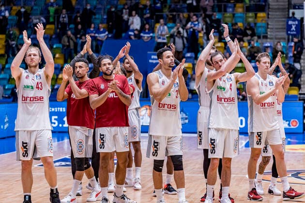 easyCredit BBL, Fraport Skyliners vs. Brose Bamberg, Frankfurt, Fraport Arena, 7.11.2021 Christian Sengfelder (Brose Bamberg 43) & Dominic Lockhart (Brose Bamberg 3) & Omar Prewitt (Brose Bamberg 4) & das Team aus Bamberg bedanken sich bei den mitgereisten Fans, Fraport Skyliners vs. Brose Bamberg, Frankfurt, Fraport Arena, 7.11.2021 Copyright: xBEAUTIFULxSPORTS Gawlikx