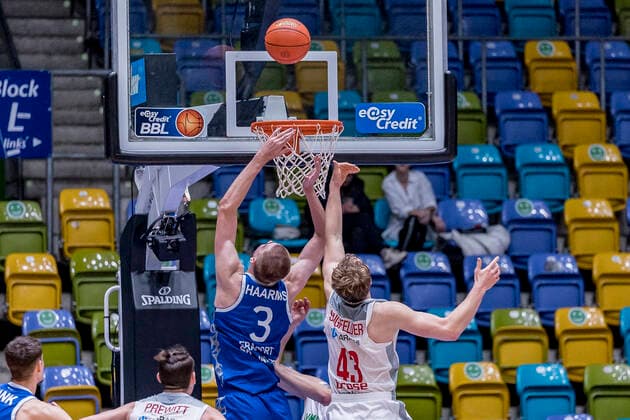 easyCredit BBL, Fraport Skyliners vs. Brose Bamberg, Frankfurt, Fraport Arena, 7.11.2021 Matt Haarms (Fraport Skyliners 3) & Christian Sengfelder (Brose Bamberg 43), Fraport Skyliners vs. Brose Bamberg, Frankfurt, Fraport Arena, 7.11.2021 Copyright: xBEAUTIFULxSPORTS Gawlikx