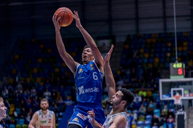 easyCredit BBL, Fraport Skyliners vs. Brose Bamberg, Frankfurt, Fraport Arena, 7.11.2021 Len Adam Schoormann (Fraport Skyliners 6) & Dominic Lockhart (Brose Bamberg 3), Fraport Skyliners vs. Brose Bamberg, Frankfurt, Fraport Arena, 7.11.2021 Copyright: xBEAUTIFULxSPORTS Gawlikx